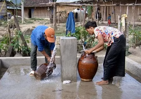Tăng mức tín dụng cho công trình nước sạch ở nông thôn: Theo Quyết định số 18/2014/QĐ-TTg sửa đổi, bổ sung Điều 3 của Quyết định số 62/2004/QĐ-TTg ngày 16/4/2004 về tín dụng thực hiện Chiến lược quốc gia về cấp nước sạch và vệ sinh môi trường nông thôn, các hộ gia đình ở nông thôn có nhu cầu xây dựng mới, cải tạo, nâng cấp các công trình nước sạch và vệ sinh môi trường có thể vay tới 6 triệu đồng/hộ, cho mỗi loại công trình tại Ngân hàng Chính sách xã hội.