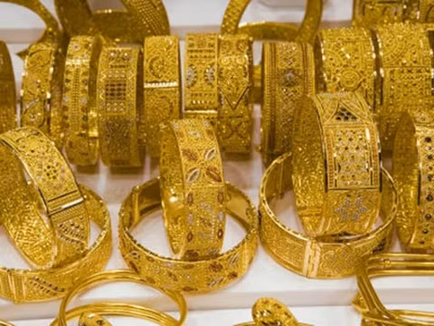 Trường hợp cá nhân nước ngoài nhập cảnh vào Việt Nam mang theo vàng miếng, vàng nguyên liệu phải làm thủ tục gửi tại kho Hải quan, để mang ra khi xuất cảnh hoặc làm thủ tục chuyển ra nước ngoài và phải chịu mọi chi phí liên quan phát sinh. Nếu mang theo vàng trang sức, mỹ nghệ có tổng khối lượng từ 300g trở lên phải khai báo với cơ quan Hải quan. Thông tư có hiệu lực thi hành từ ngày 15/5/2014.