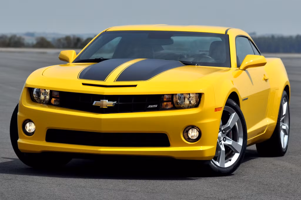 Chevrolet Camaro: Xe có khá nhiều các phiên bản khi về Vn sẽ có giá bán từ 1,8-3.8 tỷ đồng. Xe đã từng được giới thiệu đến người tiêu dùng Việt nam tại triển lãm Việt Nam Motor Show 2011 với ý định thăm dò ý kiến khách hàng VN để đưa xe về phân phối chính thức. Xe sở hữu động cơ xăng V6 3,6L (323hp - 376Nm), hộp số sàn 6 cấp, dẫn động cầu sau, kiểu dáng 2+2.