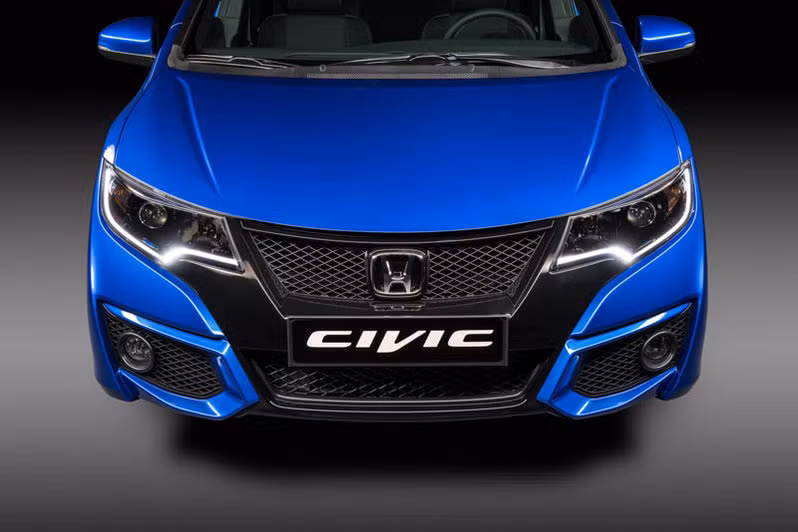 Cản trước và cản sau xe cũng được chỉnh sửa.