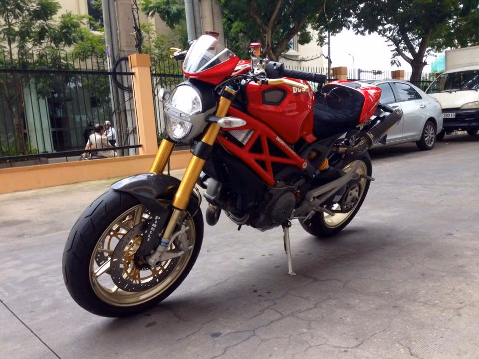 Trọng lượng khô của xe là 169 kg, hộp số 6 cấp khiến nó có thể tăng tốc từ 0-100km/h trong vòng 3,63 giây và đạt tốc độ cực đại không dưới 240km/h - một con số đáng nể trong dòng naked-bike.