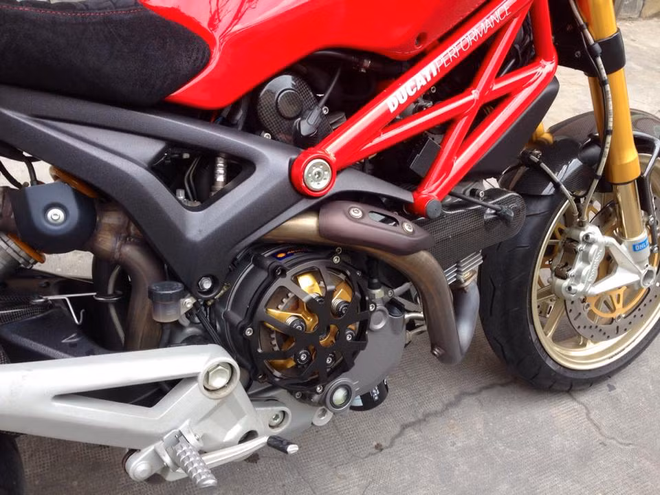 Xe trang bị bộ nồi Barnet và nồi hở Ducati Performance bền bỉ và sành điệu.