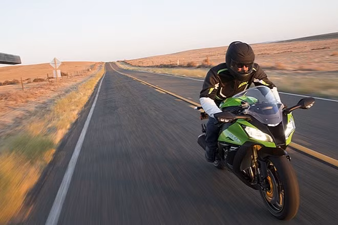 Kawasaki ZX-10R 2014 được áp dụng nhiều công nghệ tiên tiến như: bộ giảm chấn điện tử có khả năng phản ứng cao, công nghệ kiểm soát lực kéo, bộ giới hạn trượt... Xe tăng tốc từ 0-200 km/h mất 7,3 giây.