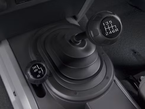 Trên xe có 4WD, người lái có thể chuyển chế độ dẫn động bằng cần gạt hay nút bấm.