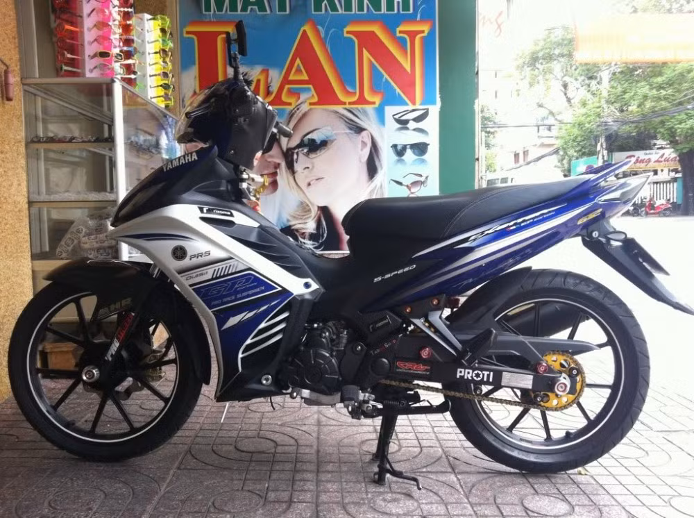 Chiếc Yamaha Exciter GP này được chủ nhân dành khá nhiều công sức và tâm huyết để độ lại. Tuy không hầm hố nhưng xe được trang bị rất nhiều đồ chơi đẹp và chất lượng.