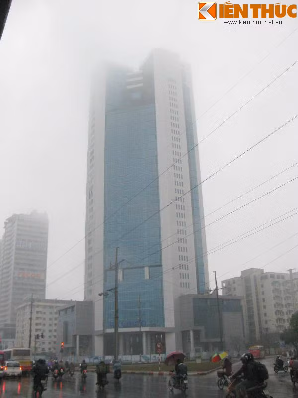 Handico Tower là tổ hợp văn phòng và kinh doanh thương mại, nằm giữa trục đường Phạm Hùng được xây dựng trên khu đất quy hoạch 5.376 m2 cao 33 tầng, với 6 tầng đế và 2 tầng hầm. Tòa tháp thiết kế theo phong cách hiện đại, tổ chức hình khối cân xứng, công năng được giải phóng không gian, chức năng sử dụng linh hoạt. Đây là công trình của Tổng công ty Đầu tư và Phát triển nhà Hà Nội với vốn đầu tư 732 tỷ đồng.
