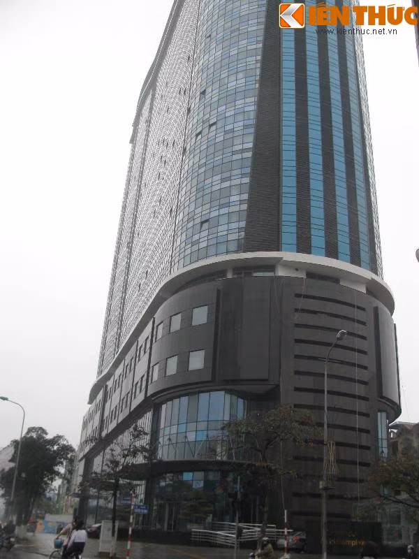 Eurowindow Multi Complex (số 22 Trần Duy Hưng, phường Trung Hoà, Cầu Giấy) cao 25 tầng và 3 tầng hầm, với tổng mức đầu tư 51,3 triệu USD. Công trình gồm một hợp khối tiêu chuẩn hạng A: một phía là chung cư, một phía là văn phòng cho thuê, phần đế chung (cao 5 tầng) được sử dụng làm trung tâm thương mại.