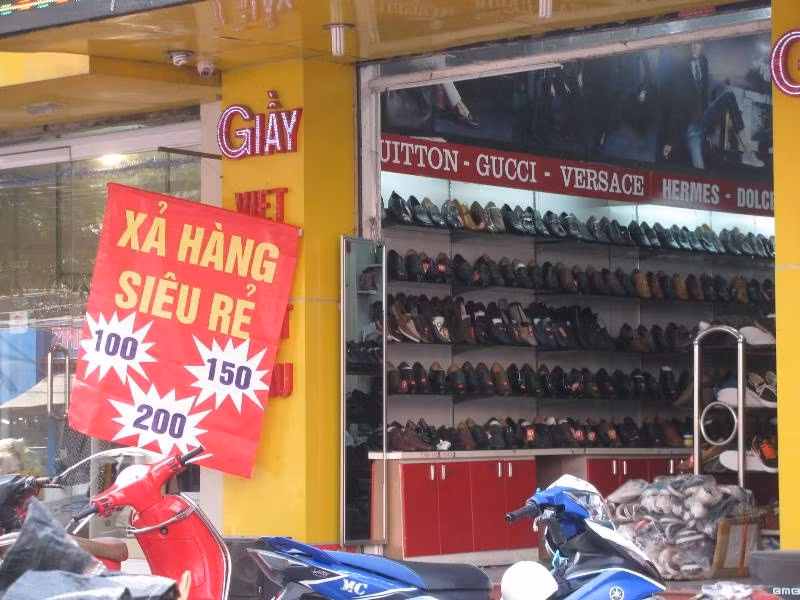Một cửa hàng giày trên phố Chùa Bộc cũng xả hàng từ 100 - 200.000 đồng/đôi.
