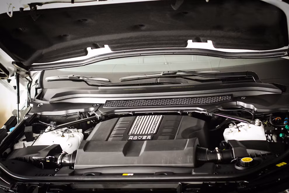 Xe được trang bị động cơ V6 Supercharged có công suất cực đại 340 mã lực tại 6.500 vòng/ phút, mô-men xoắn cực đại 450 Nm tại 3.500 – 5.000 vòng/ phút. Với sức mạnh này xe có thể tăng tốc từ 0 – 100 km/h trong vòng 7,2 giây trước khi đạt tốc độ tối đa 210 km/h.
