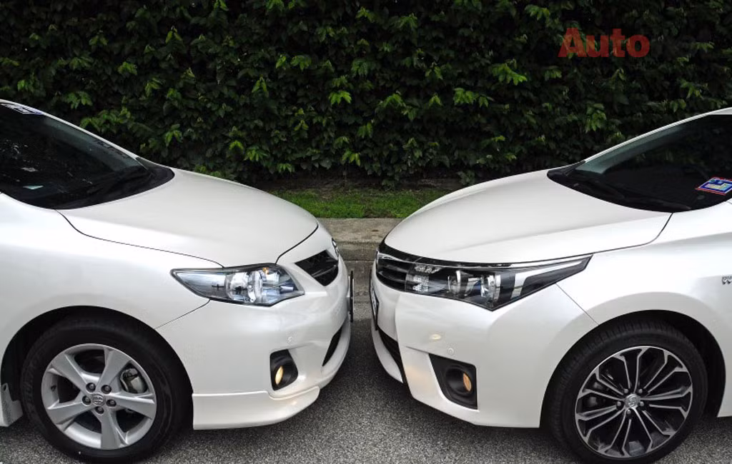 Về ngoại hình, thiết kế của Altis mới khác hẳn phiên bản Mỹ và có nhiều nét giống với dòng xe Vios vừa ra mắt hồi đầu năm. Có thể nói, Altis mới (xe phải) mang ngoại hình trẻ hơn chứ không hoàn toàn thiết kế theo kiểu trung tính giống như thế hệ cũ (xe trái).