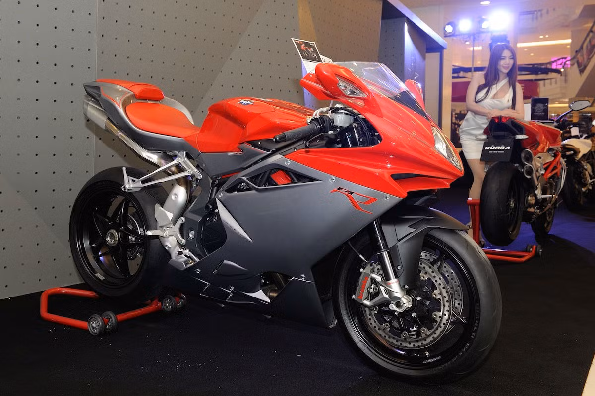 MV Agusta F4 RR của hãng MV là một siêu xe thể thao với thiết kế đỉnh cao, đậm chất Ý, đối thủ chính là Ducati 1199 Panigale, Aprilia RSV4 và BMW S1000RR. Xe cần 7,8 giây để tăng tốc từ 0-200 km/h.