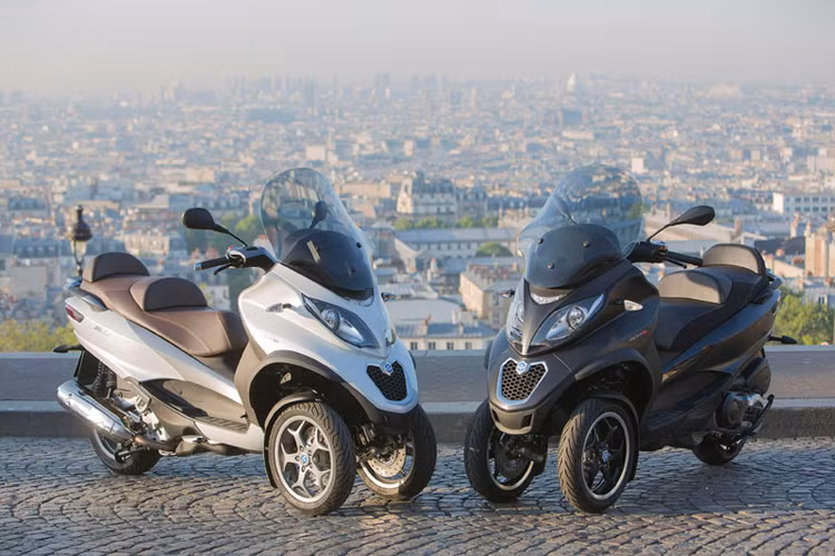 Đối thủ của Yamaha Tricity, mẫu xe Piaggio MP3 là chiếc xe mang đậm phong cách Ý, cực hầm hố và cá tính với mức giá bán đắt nhất trong dòng xe tay ga của Piaggio ở 200 triệu đồng.