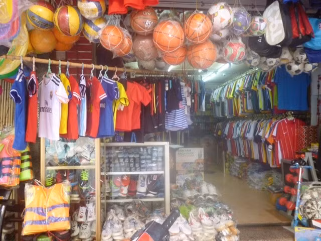 Sự kiện thể thao lớn World Cup 2014 khởi tranh từ giữa tháng 6 cũng làm náo loạn thị trường tiêu dùng Việt. Nhiều trung tâm thương mại, cửa hàng nhân dịp này đưa ra các chương trình kích cầu nhằm thu hút khách. Nhiều sản phẩm như: quần áo, đồ công nghệ, vật dụng gia đình... cũng tiện thể kiếm chác. Đặc biệt, năm nay, dịch vụ cho thuê ti vi màn hình lớn để xem đá bóng có một mùa bội thu.