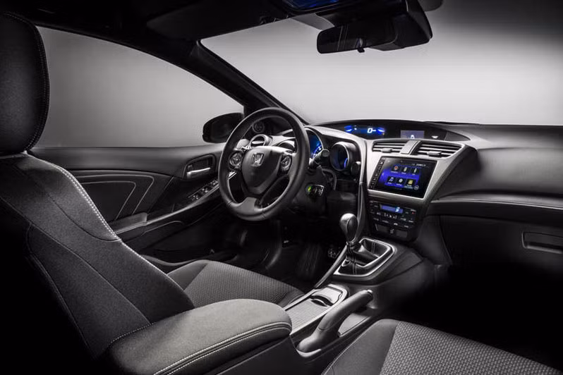 Honda chỉ nâng cấp chút ít nội thất Civic hatchback 2015, tiêu biểu là ghế bọc vải phong cách trẻ trung hơn.