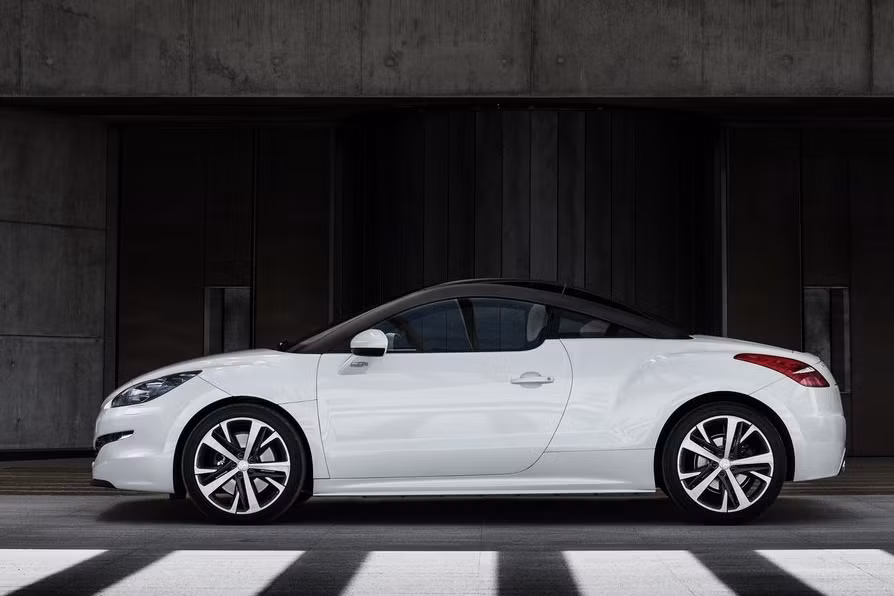 Thiết kế trên Peugeot RCZ với những đường cong tròn trịa kết hợp cùng những nét sắc cạnh chủ đạo giúp xe nhìn thể thao và gợi cảm hơn. Nhờ mui xe được thiết kế với màu sắc tách biệt hoàn toàn với thân xe mang lại tính độc đáo cho xe.