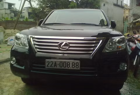 Một chiếc Lexus LX570 đen huyền bí đeo biển 008.88 ở Tuyên Quang. Ngoài những công nghệ hàng đầu được áp dụng trên LX570, chiếc xe này còn có không gian nội thất đẳng cấp và tinh tế. Đây cũng là lý do LX570 chinh phục nhiều đại gia Việt.