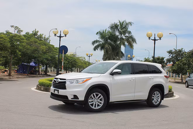 Giống RAV4, High Lander cũng chỉ trở lại khi cánh cửa nhập khẩu xe không chính hãng được hé trở lại. Một số showroom nhập lớn đang chào bán phiên bản mới nhất của mẫu xe này.