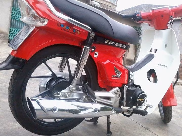 Honda Dream của một dân chơi ở Tuyên Quang khoác lên mình bộ áo đỏ tươi kết hợp với bửng trắng tinh khôi vô cùng nổi bật khiến ai đi đường cũng phải ngoái nhìn.