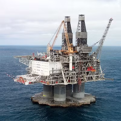 Giàn khoan Hibernia còn chiếm ngôi giàn khoan cao nhất thế giới khi có tháp khoan cao tới 224 m, góp phần khai thác hơn 50.000 thùng dầu/ngày từ một giếng.