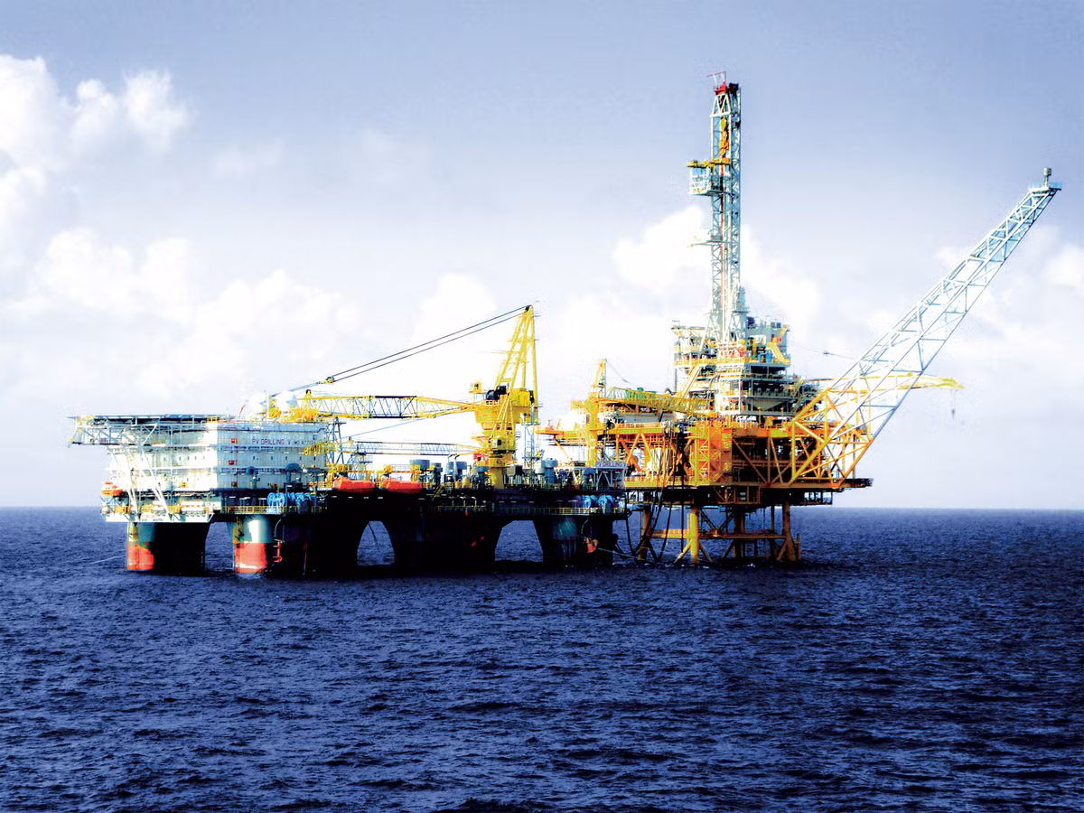 Giàn khoan TAD PV DRILLING V do Việt Nam sản xuất là thế hệ giàn khoan hiện đại nhất hiện nay thuộc model SSDT 3600E HP, được đóng bởi công ty đóng giàn lớn nhất thế giới và duy nhất hiện nay về thiết kế giàn khoan tiếp trợ nửa nổi nửa chìm (TAD).