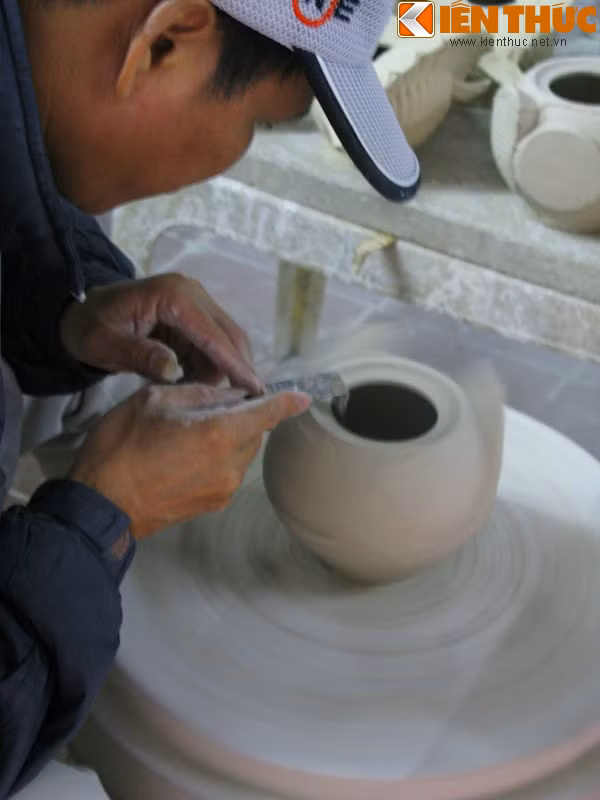 Chủ tịch của Công ty Haidoco cho biết, sau khi tạo cốt, các nghệ nhân sẽ lên khuôn cho sản phẩm. Sau đó, các nghệ nhân sẽ tạo sản phẩm bằng đất hoặc cao lanh để nhúng men. Trong ảnh là một nghệ nhân đang tạo hình cho sản phẩm.