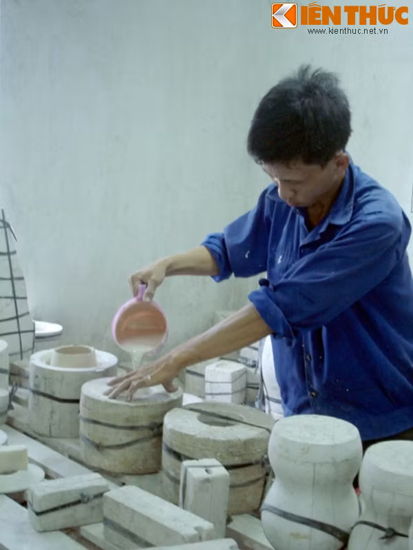 Hải đồ cổ từng nói rằng qua công nghệ vẽ vàng lên sứ, ông muốn lấy tiền của người giàu đem về dạy nghề miễn phí cho người nghèo. Chẳng thế mà, người ta có thể bắt gặp trong xưởng của ông những hoàn cảnh đặc biệt như: người câm điếc, người tàn tật, người nhiễm HIV, gia đình đói nghèo, bộ đội hết nghĩa vụ...