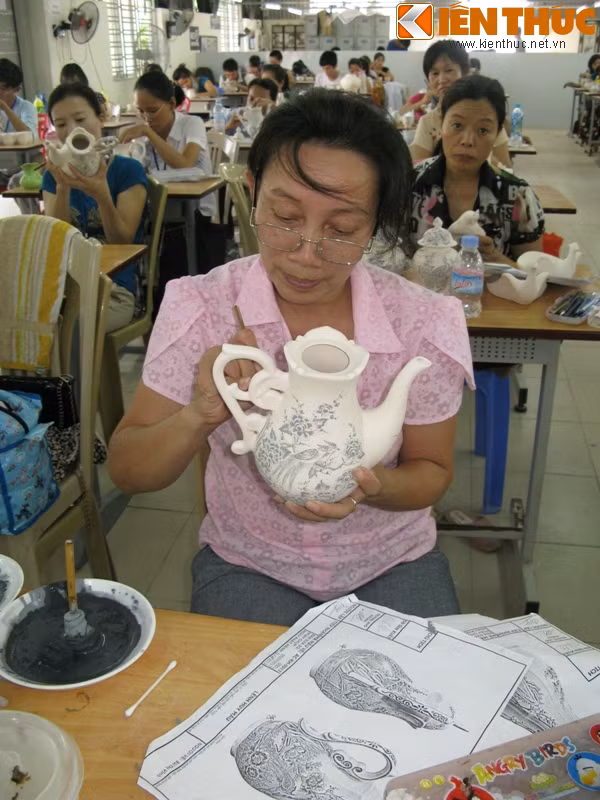 Quả thật, xưởng của Hải đồ cổ gây choáng ngợp bởi sự rộng lớn với quy mô 21.500 m2, có vị trí đắc địa khi nằm giữa khu biệt thự đại gia Anh Dũng. Theo ông Hải, xưởng tuy rộng nhưng kiến trúc rất đơn giản như bao nhà xưởng khác và được xây dựng cách đây khá lâu.