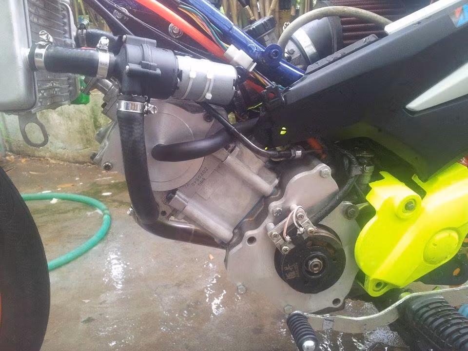 Xe cũng trang bị bơm nước điện giúp giảm nhiệt cho máy.
