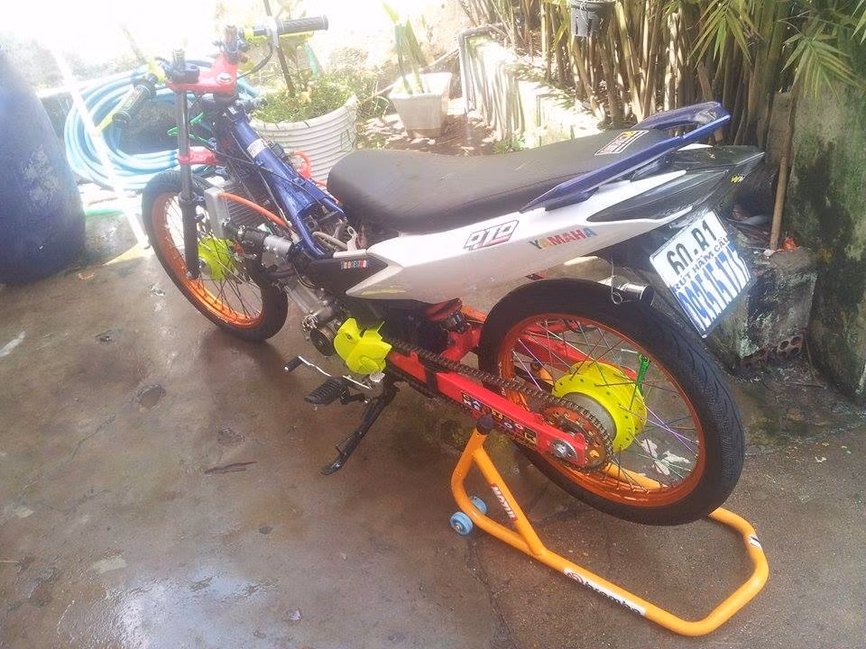 Yamaha Exciter 7 màu của một dân chơi ở Đồng Nai được nhiều thành viên yêu xe quan tâm. Chiếc xe quá nổi bật và đặc sắc dù được độ theo phong cách drag quen thuộc nhưng vẫn tạo nên nét riêng biệt.