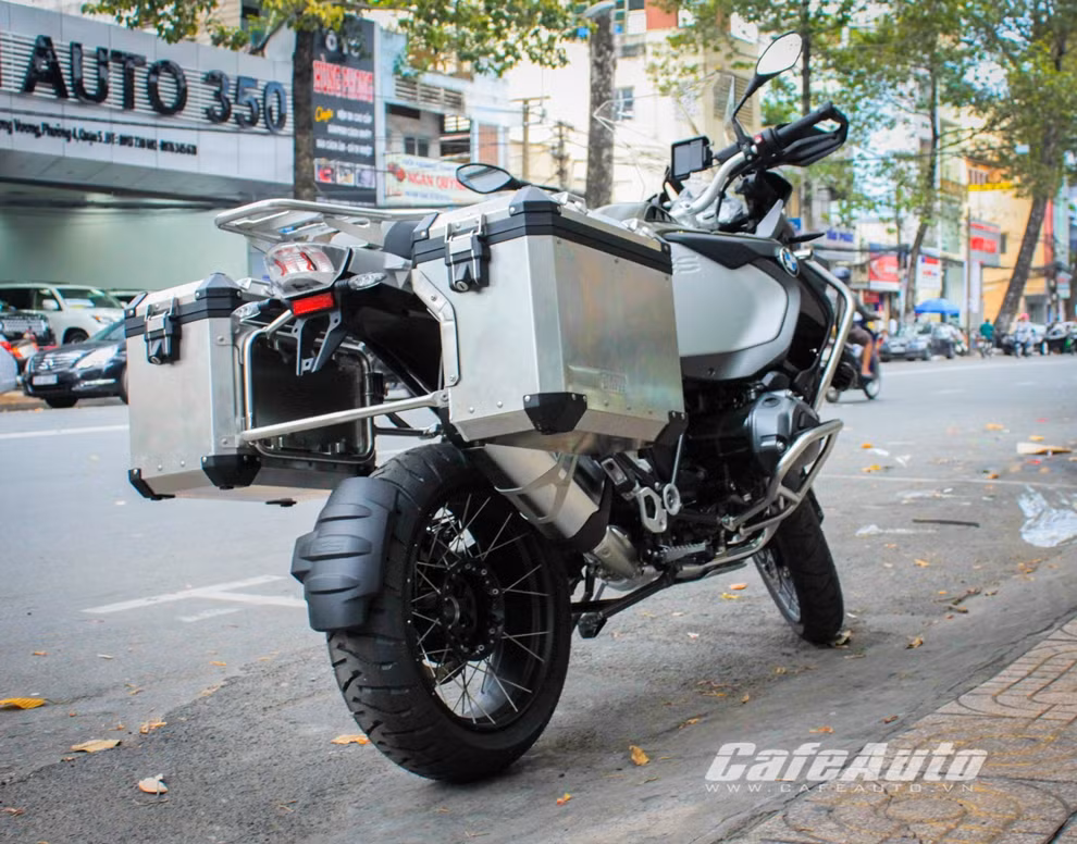 Ở phiên bản 2014, BMW R1200GS gây ấn tượng với khối động cơ Boxer 1.170cc làm mát bằng chất lỏng, trục cam kép DOHC, cùng hệ thống làm mát bằng dung dịch được cải tiến từ phiên bản 2013.