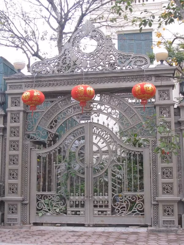 Cận cảnh chiếc cổng vừa mang màu sắc cổ điển vừa hiện đại nhưng đều toát lên sự tinh tế của chủ nhà. Để xây dựng chiếc cổng này, ước tính chủ nhà phải bỏ ra hàng trăm triệu đồng.
