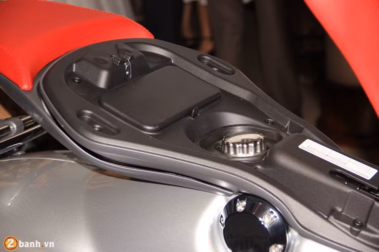 Xe không được trang bị cốp xe dưới yên như những dòng xe khác của Vespa.