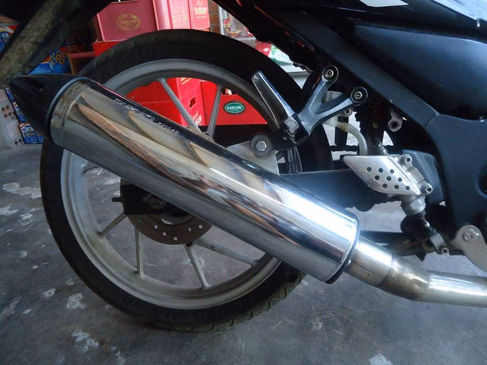 Chiếc xe được thay bằng mâm Raider 150 hình xương cá đẹp mắt.