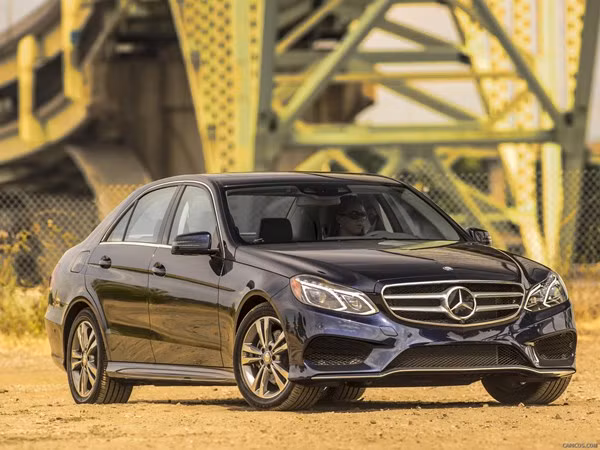 Mercedes-Benz E400 Hybrid: E400 Hybrid 2013 lấy năng lượng từ hệ dẫn động xăng-điện truyền thống. Cụ thể là khối động cơ V6, dung tích 3.0 lít, phun nhiên liệu trực tiếp, sản sinh công suất 302 mã lực và mô-men xoắn cực đại 273 lb-ft. Động cơ kết hợp với một môtơ điện có công suất 27 mã lực và mô-men xoắn 207 lb-ft.