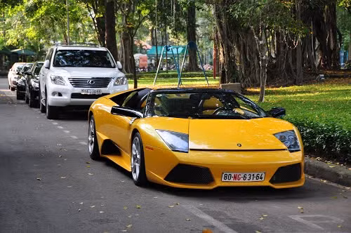 Trong bộ sưu tập xe của Vũ Hữu Lợi hội tụ những cái tên đình đám như: Lamborghini, Bentley CFS Speed, Rolls-Royce Ghost, Lexus LX570, Mercedes S550, BMW X6, Lexus RX... Tuy nhiên, nhiều người lại cho rằng, đây chỉ là một chiêu trò "chém gió" của Vũ Hữu Lợi.