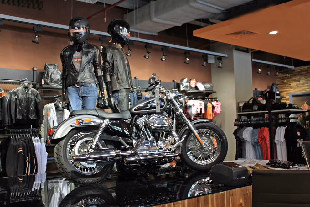 Chiếc Harley XL Sportster 1200 Custom, kết hợp với bộ quần áo bảo hộ tone-sur-tone tạo nên phong cách cho chủ xe.