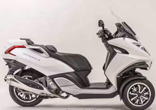 Phần đầu xe được trang bị bộ giảm chấn thủy lực tạo sự ổn định cao khi hoạt động trên đường gồ ghề, kính chắn gió điều chỉnh bằng tay, hộc chứa đồ rộng rãi ở đuôi xe. Hệ thống đồng hồ hiển thị của xe khá hiện đại, kết hợp kiểu truyền thống và một màn hình LCD hiển thị các thông số khác của xe.