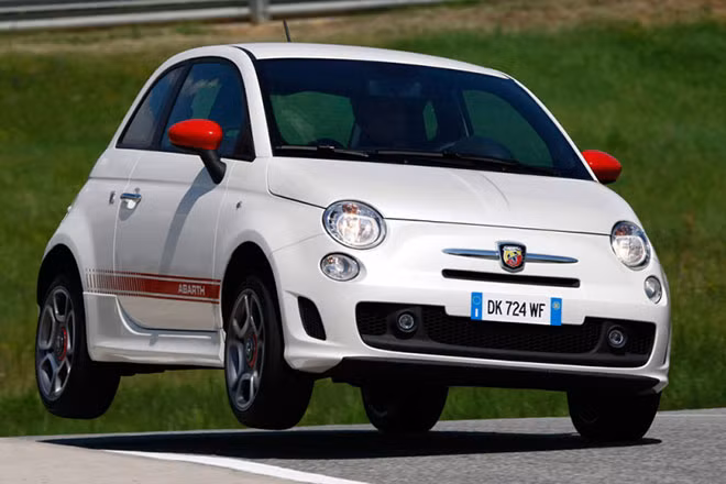 Không hẳn là một nụ cười vui nhưng khuôn mặt của Fiat 500 Abarth cũng rất ngộ nghĩnh.