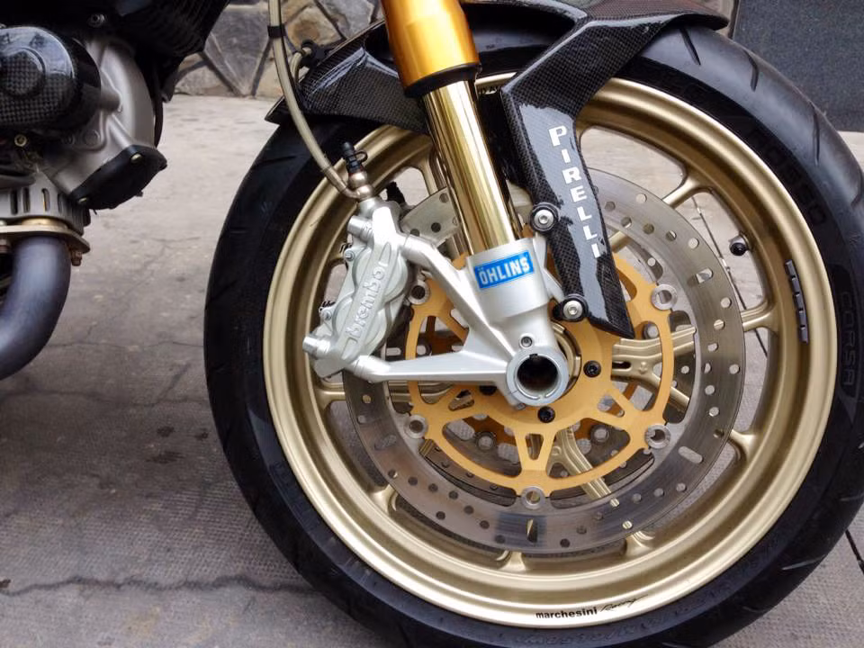Ducati Monster 1100S ABS 2010 cũng là mẫu xe từng được Ducati Việt Nam giao cho đại sứ thương hiệu Johnny Trí Nguyễn tại triển lãm Auto Expo 2010. Đây quả thật là chiếc xe đầy hấp dẫn với người mê mô tô phân khối lớn. Nguồn ảnh: Đức Con.