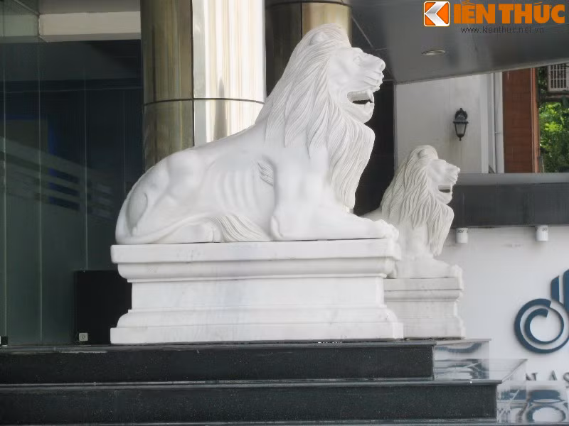 Ngôi biệt thự hiện cũng là trụ sở của một công ty. Theo những lao động sống gần biệt thự, đôi sư tử có chiều cao hơn 1m này có giá khoảng 40 triệu đồng.