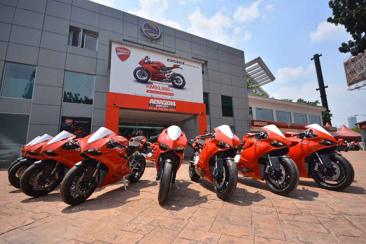 Việc làm trên của showroom nhằm mục đích giới thiệu tuần lễ Ducati Châu Á 2014 - ADW 2014 ASIA DUCATI WEEK diễn ra từ 24 đến 26/10 tới tại Kuala Lumpur, Malaysia.