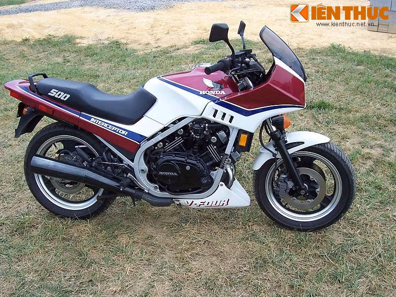 Một chiếc Honda Interceptor VF750F nguyên bản khi chưa độ. Đây là dòng xe được giới thiệu năm 1982 và xuất hiện năm 1983. Với động cơ 5 số so với 6 số của các loại xe khác, Honda Interceptor VF750F được đánh giá là chiếc xe đua đường trường mạnh mẽ và nổi bật trong phân khúc Street bike.