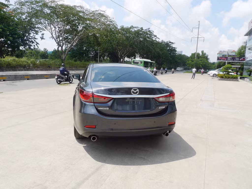 Mazda 6 vẫn có hầu hết các trang thiết bị tiện nghi và an toàn hiện đại trên xe như: hàng ghế trước chỉnh điện riêng ghế người lái có thêm 2 vị trí nhớ, điều hòa tự động 2 vùng, cửa sổ trời, hệ thống âm thanh Bose 11 loa (chỉ có ở bản 2.5), 6 túi khí và hệ thống cân bằng điện tử DSC.