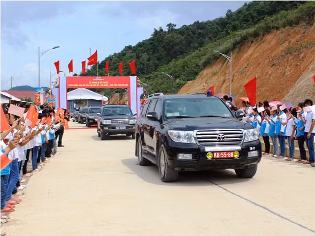 Dự án gồm gần 80 km đường bêtông và 13 cầu bêtông vĩnh cửu, tiêu chuẩn đường cấp 5, cấp 6 miền núi rộng 5,5m. Tổng mức đầu tư tuyến đường lên tới 1.300 tỷ đồng từ nguồn vốn trái phiếu Chính phủ do Bộ Chỉ huy Quân sự tỉnh Điện Biên làm chủ đầu tư.