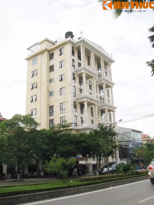 Ngôi biệt thự 8 tầng được làm hoàn toàn bằng chất liệu đá, tọa lạc ở vị trí đẹp trên đường Lạc Long Quân khiến người qua đường không khỏi sững sờ. Mặt tiền của biệt thự là hàng chục cột đá xếp dọc từ tầng 1 đến tầng 8 theo phong cách của các đền thờ Hy Lạp cổ xưa.