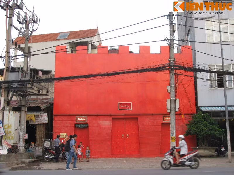 Người đi qua đường Lạc Long Quân (đoạn tiếp giáp đường Âu Cơ) không khỏi giật mình với ngôi nhà đỏ tựa như chiếc hình hộp ma quái. Đây có thể coi là ngôi nhà lòe loẹt nhất quận Tây Hồ vì toàn bộ bề mặt ngoài của nó được sơn màu đỏ chói.