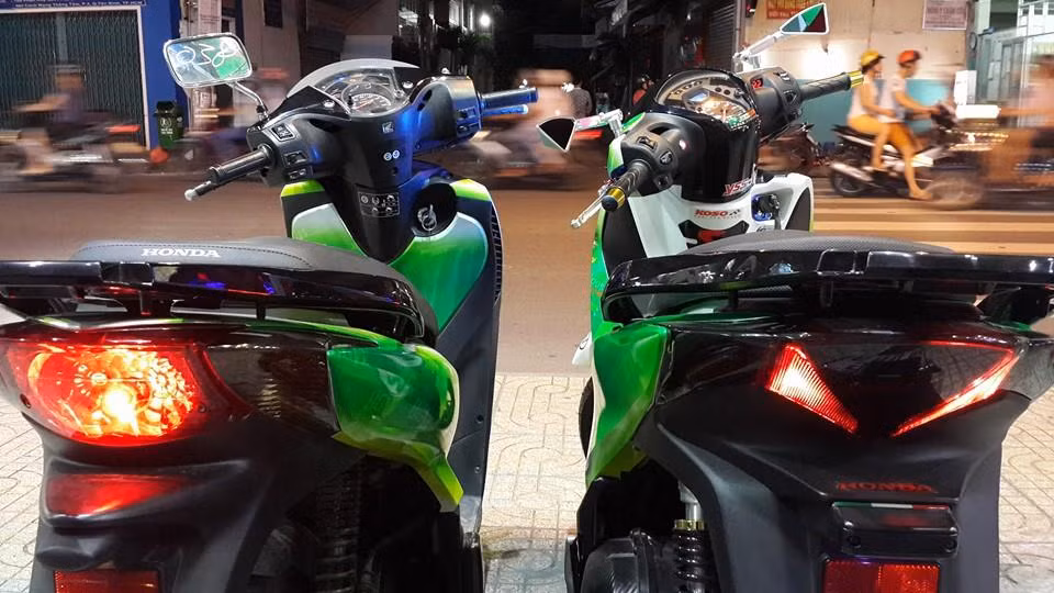 Cặp đôi cùng khoe "vòng 3" mông má đầy hấp dẫn.
