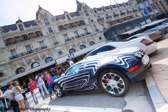 Bugatti Veyron L'Or Blanc là sản phẩm hợp tác giữa Bugatti và công ty Königliche Porzellan-Manufaktur Berlin của Đức, chuyên về sản xuất các sản phẩm gốm sứ.