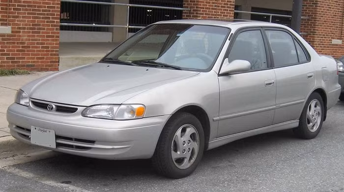 Tròn 4 năm sau, tháng 5/1995, thế hệ thứ 8 của Corolla ra mắt với thiết kế bảo lưu những nét cơ bản của thế hệ trước. Điểm mới là động cơ sử dụng nhiều hợp kim nhôm nên nhẹ hơn hẳn đời trước.