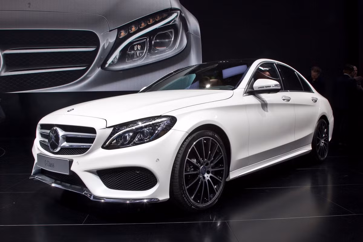 Mercedes-Benz C-Class: Theo kế hoạch, mẫu xe này sẽ được giới thiệu tới người tiêu dùng Việt Nam vào cuối năm nay. Ở thế hệ mới, Mercedes C-Class 2015 đã khắc phục được nhược điểm kích thước với chiều dài tổng thể lớn hơn thế hệ cũ 95mm đạt 4.686mm. Chiều rộng của xe đạt mức 1.810mm (lớn hơn 40mm).